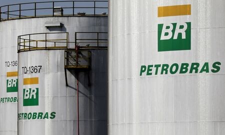 ブラジル政府のエネルギー政策諮問委員会（ＣＮＰＥ）は、ディーゼル油に対するバイオディーゼル油の混合比率義務を、２０２３年３月３１日まで１０％に維持すると決定した。写真は２０１７年７月、パウリニアで撮影（２０２２年　ロイター/Paulo Whitaker）