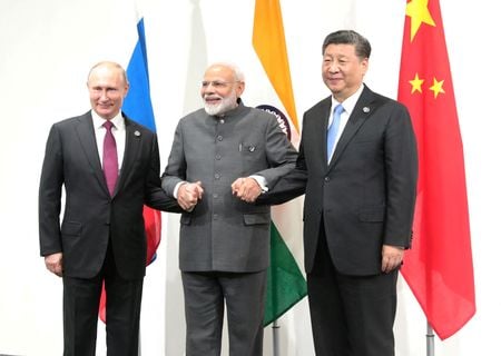 　インドのモディ首相は４日、議長国として開催した上海協力機構（ＳＣＯ）のオンライン首脳会議で、各加盟国は共同でテロと闘い、アフガニスタンを支援するほか、食料・燃料・肥料不足などの世界的な課題に取り組むべきだと述べた。２０１９年６月、大阪Ｇ２０サミット会場で撮影。ロシア大統領府提供（２０２３年　ロイター）