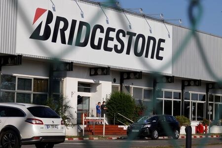 　フランスのパニエリュナシェ経済・財務副大臣は２１日、ブリヂストンが閉鎖を検討する仏北部ベチューンのタイヤ工場について、同社やその関係者と今後２－３週間のうちに代替シナリオを議論する考えを示した。同工場で撮影（２０２０年　ロイター／Pascal Rossignol）