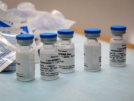 ロシア保健省当局者は９日、ロシアの国立ガマレヤ研究所が開発している新型コロナウイルス感染症ワクチン「スプートニクＶ」について、感染を防ぐ有効性が９０％を超えているとの見解を表明した。トヴェリで１０月撮影（２０２０年　ロイター/TATYANA MAKEYEVA）