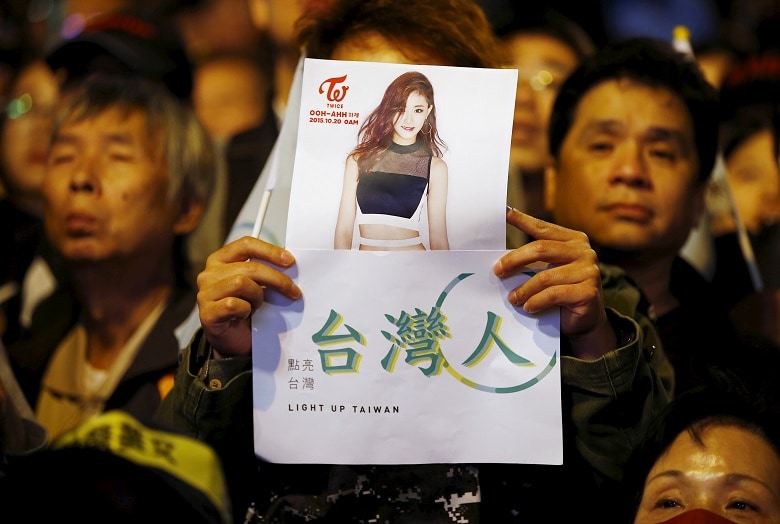 韓国のアイドルグループ「TWICE」に属する台湾人、ツウィ（周子瑜）の写真を掲げる民進党・蔡英文の支持者　Damir Sagol-REUTERS