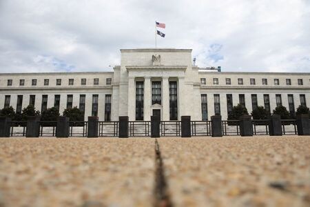米連邦準備理事会（ＦＲＢ）は４日に公表した地区連銀経済報告（ベージュブック）で、過去数週間の米経済は控えめから緩やかなペースで拡大したが、新型コロナウイルスの感染拡大が米景気の重しになり始めている兆しがあるとした。ワシントンの 米連邦準備理事会（ＦＲＢ）で２０１８年８月撮影（２０２０年　ロイター/Chris Wattie）