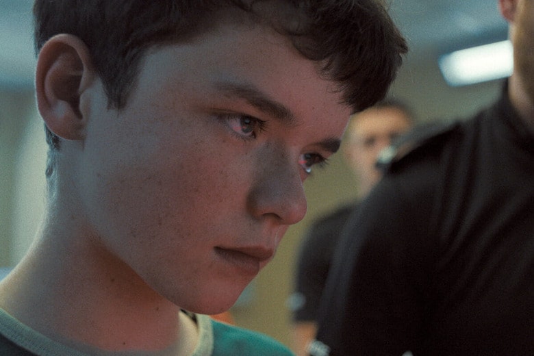 13歳のジェイミー（オーウェン・クーパー）は同級生を刺殺した容疑で警察に連行される　COURTESY OF NETFLIX