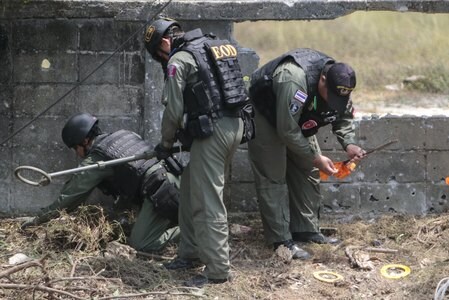 　３月３１日、タイ南部パッターニで３０―３１日に少なくとも１０件の爆発が起き、１人が死亡、数十人が負傷した。軍当局が３１日明らかにした。写真は爆発現場を捜査する軍当局（２０１６年　ロイター／Surapan Boonthanom）