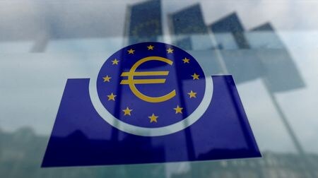　ＥＣＢ理事会メンバーのカジミール・スロバキア中央銀行総裁は２８日の記者会見で、インフレが受け入れ難いほど高いとして、来月さらに０．７５％の利上げが必要かもしれないと述べた。写真はＥＣＢのロゴ。フランクフルトで２０２０年１月撮影（２０２２年　ロイター／Ralph Orlowski）