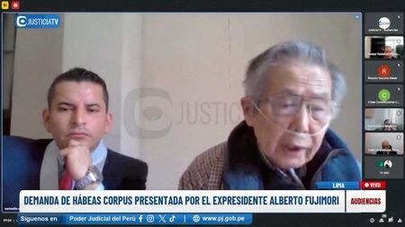 ペルー憲法裁判所は、人権侵害や汚職の罪で２５年の禁錮刑判決を受けて服役中のアルベルト・フジモリ元大統領（右）の釈放を命じた。画像は１０月に行われた審理の動画から（２０２３年　ロイター／Courtesy of Peruvian Justice TV）