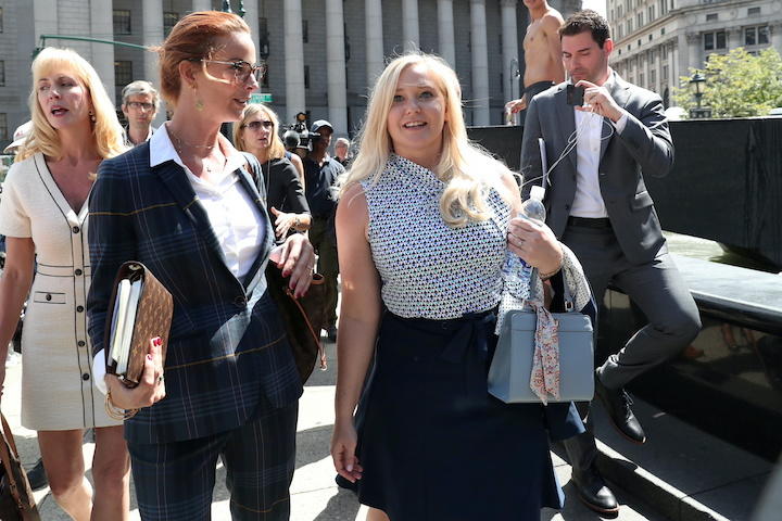 アンドルー英王子との性行為を強いられたと主張するバージニア・ジュフレ（中央、2019年8月）Shannon Stapleton-REUTERS