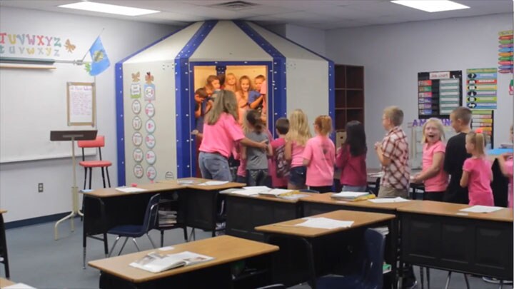 シェルター・イン・プレイスの防弾防災シェルターを使って避難訓練をする児童　Shelter-in-Place