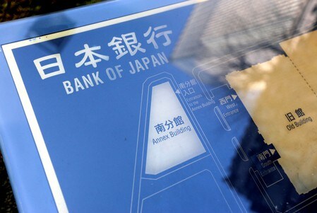　１０月２４日、日銀は金融システムリポートに、国内基準の銀行が経費削減や非資金利益の拡大など経営改善策に取り組めば、中期的に自己資本比率で０．５％ポイントの差が出るとの分析結果を盛り込んだ。写真は日銀本店にある案内板。１月２３日、東京で撮影（２０１９年　ロイター/Issei Kato）