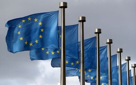 １１月２７日、欧州中央銀行（ＥＣＢ）理事会メンバーのストゥルナラス・ギリシャ中銀総裁は、新型コロナウイルスのパンデミック（世界的大流行）の打撃を受けている金融機関を支援するために、欧州は国家補助規制を緩和し、銀行預金を保護すべきとの見方を示した。写真は１０月２日、ブリュッセルで（２０２０年　ロイター／Yves Herman）