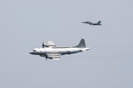 　７月２４日、米海軍の電子偵察機ＥＰ３が、２３日に東シナ海上空で中国の戦闘機に約３００フィート（９１メートル）まで異常接近されていたことが分かった。写真手前は米海軍のＥＰ３。ペルシャ湾で昨年４月撮影。提供写真（２０１７年　ロイター/U.S. Navy/Mass Communication Specialist 3rd Class Bobby J Siens/Handout/File Photo via REUTERS）