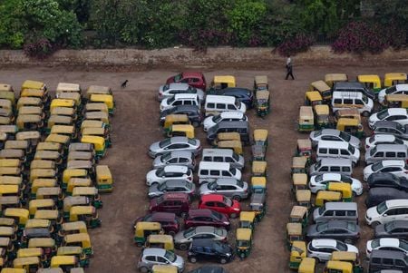 　９月１０日、インド政府が自動車部品の輸入抑制を狙って計画している新たな規制を巡り、外国メーカーが導入の延期や適用免除を求めている。コスト増や販売減少、サプライチェーンの混乱などが起きるとの理由からだ。５月３日、ロックダウン中のニューデリーの駐車場で撮影（２０２０年　ロイター/Danish Siddiqui）