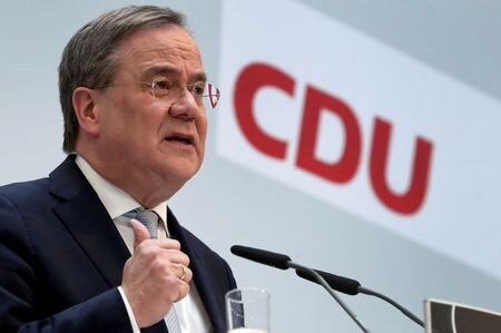 １７日公表された調査機関フォルサの世論調査で、ドイツのメルケル首相が所属するキリスト教社会民主・社会同盟（ＣＤＵ・ＣＳＵ）の支持率が１年ぶり低水準となった。写真は、会見するCDUのラシェット党首。２０２１年３月１５日に撮影。（２０２１年　ロイター／Michael Sohn/Pool via REUTERS）