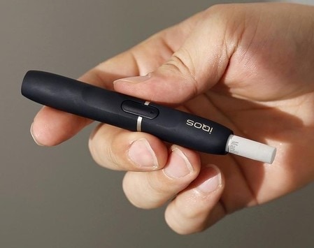 　８月１２日、フィリップモリスが販売している加熱式タバコ「iQOS（アイコス）」が想定を上回って人気化している。写真は都内で３月撮影（２０１６年　ロイター/Toru Hanai）