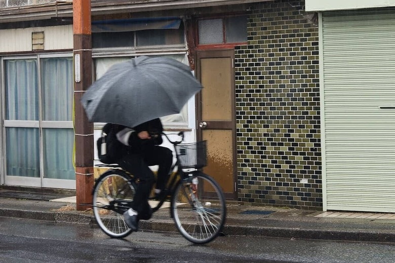 傘を差しながら自転車に乗るとどんな違反になるか、知っていますか（写真はイメージです）　Ned Snowman-shutterstock
