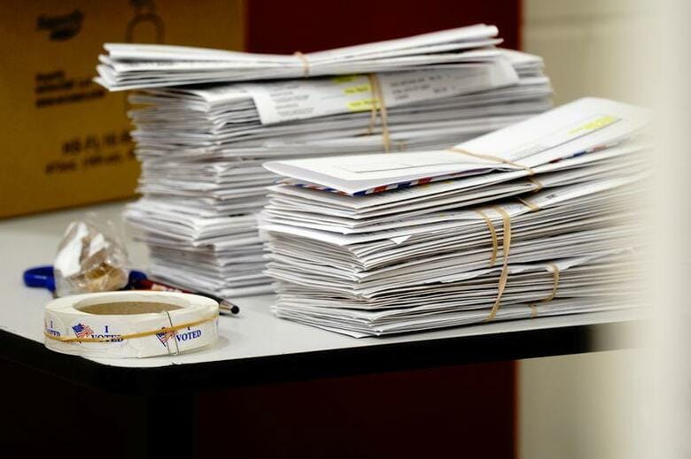米大統領選の激戦州の１つ、ウィスコンシン州がまだ開票作業を終了していない段階で、トランプ大統領の陣営は、同州の再集計を求める意向を表明した。写真はウィスコンシン州ラシーンで撮影された、不在者投票用紙。３日撮影（２０２０年　ロイター/Bing Guan）