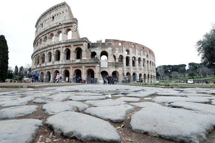 菅義偉官房長官は午後の会見で、イタリアに滞在している邦人は北部の移動制限令が出ている地域を含め、約9000人に上るとの見解を示した。ローマで撮影（２０２０年　ロイター/REMO CASILLI）