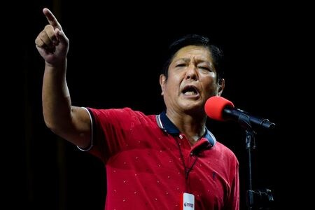　３月２２日、フィリピンのドゥテルテ大統領の政党ＰＤＰラバンは、５月９日投開票の大統領選で最有力候補とされるフェルディナンド・マルコス氏（写真）を支持すると発表した。２月、マニラ首都圏内のケソン市で撮影（２０２２年　ロイター/Lisa Marie David）