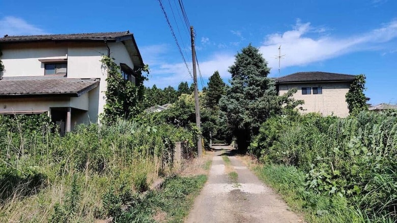 郊外とも呼べない農村部に、大量に開発された投機商品のミニ分譲地が今も残されている。筆者提供