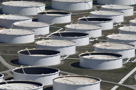 米国時間の原油先物は、約７年ぶり高値から下落した。イラン核合意立て直しに向けた協議に、わずかながら進展の兆しが見られたことが背景。２０１６年３月撮影（２０２２年　ロイター/Nick Oxford）