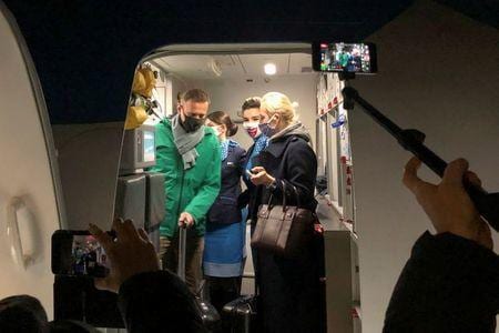 ロシアに帰国直後に拘束された反体制派指導者ナワリヌイ氏（４４）について、司法当局は１月１８日、連邦警察の要請通りに３０日間の勾留を認めた。モスクワに到着後、飛行機を降りるナワリヌイ氏、１７日撮影。（２０２１年　ロイター/Polina Ivanova）