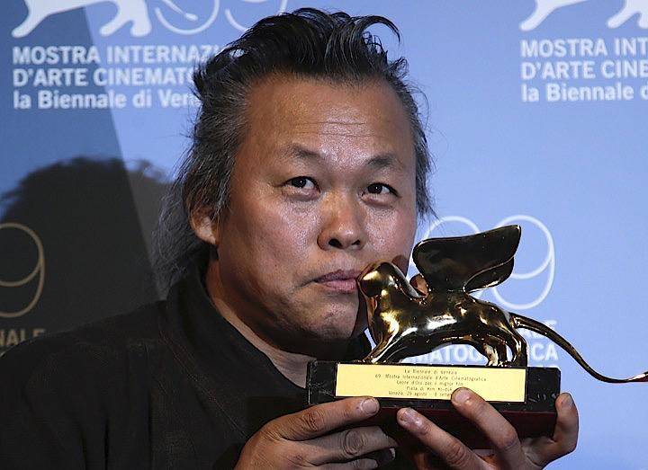 新型コロナウイルスによる合併症により12月11日ラトビアで客死したキム・ギドク監督。写真は第69回ヴェネツィア国際映画祭で『嘆きのピエタ』が最高賞である金獅子賞を受賞したときのもの。REUTERS/Tony Gentile