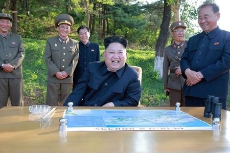 　５月３０日、北朝鮮国営の朝鮮中央通信（ＫＣＮＡ）は金正恩朝鮮労働党委員長（写真中央）が新しい精密誘導装置の制御による弾道ミサイルの発射実験を指揮し、より強力な戦略兵器の開発を命じたと報道した。ＫＣＮＡが２２日配信（２０１７年　ロイター）