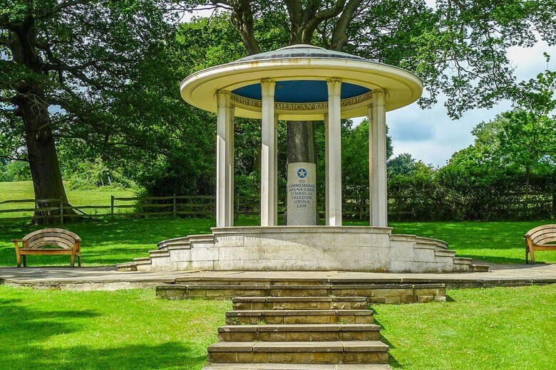 マグナ・カルタ記念館などがあるラニーミード　RONEMMONS／ISTOCK