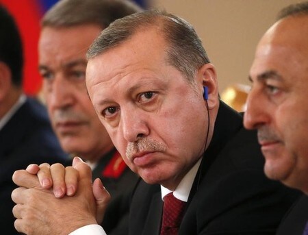 　３月１２日、トルコのエルドアン大統領（写真中央）は、ロッテルダムでのトルコ系住民集会に参加しようとしたチャブシオール外相の入国をオランダ政府が拒否したことを非難し、制裁を科すべきだと主張した。モスクワで１０日代表撮影（２０１７年　ロイター/Sergei Ilnitsky）