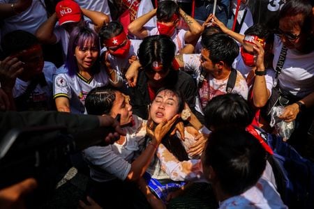 ミャンマー軍事政権はクーデターからちょうど２年を迎える１日、国営テレビを通じて非常事態宣言を６カ月間延長すると発表した。一部の都市ではクーデターに反対する市民らが外出を控える「沈黙のスト」が行われるなど抗議する動きが広がった。写真は同日、タイの首都バンコクのミャンマー大使館前で実施された抗議活動（２０２３年　ロイター／Athit Perawongmetha）