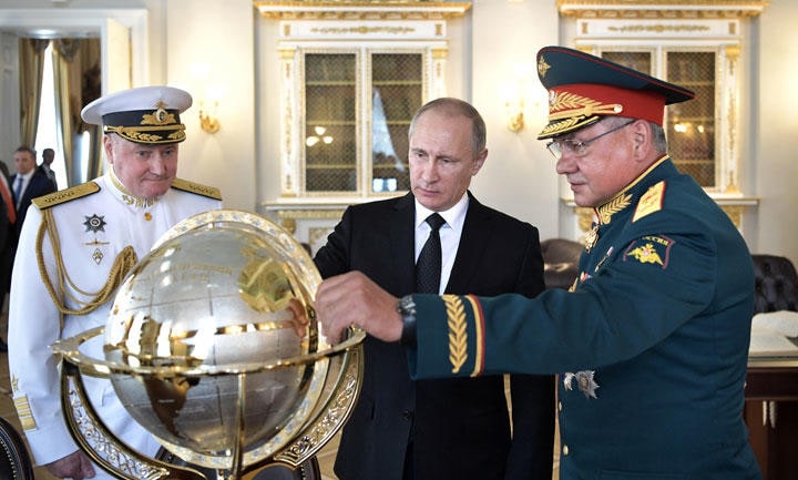 「海軍の日」の記念式典の際に、旧海軍省ビルを視察するプーチン（中央、17年7月）　Alexei Nikolsky/Sputnik/Kremlin-REUTERS