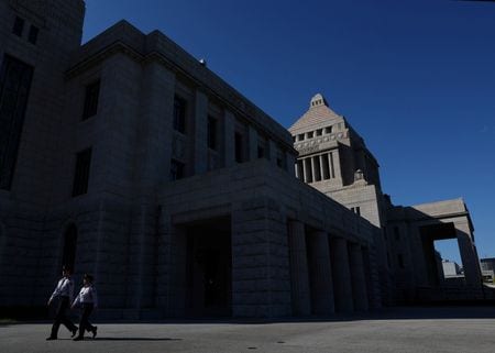 都内の国会議事堂の前を歩く警備員。2025年10月17日撮影。REUTERS/Kim Kyung-Hoon