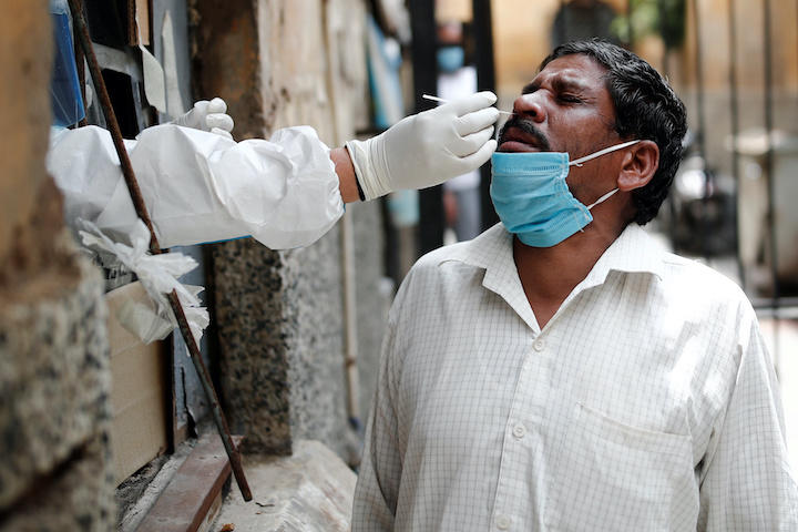 感染が拡大するインドでは、偽情報も拡散していた　REUTERS/Adnan Abidi