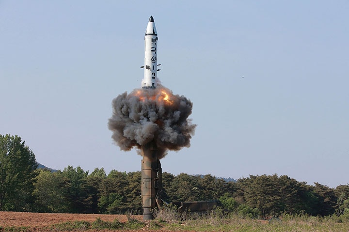 物騒な北朝鮮のミサイル発射実験（写真は中距離弾道ミサイル「北極星2号」　KCNA/REUTERS