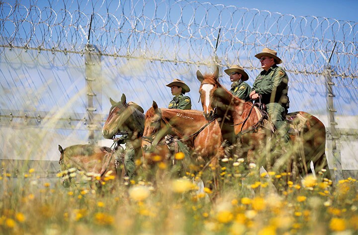 メキシコ国境沿いでは当局の警備が強化されている　Sandy Huffaker/GETTY IMAGES