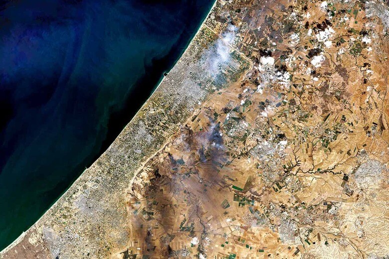 奇襲攻撃当日、境界地帯の複数地点で立ち上る煙を捉えた衛星画像　GALLO IMAGESｰORBITAL HORIZON/GETTY IMAGES