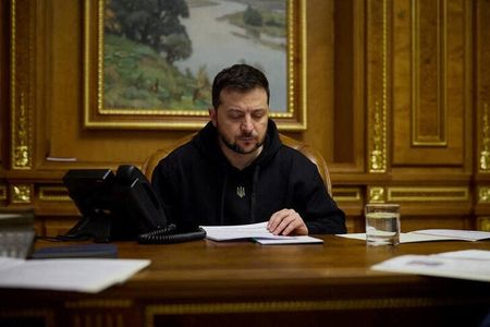 　７月６日、ウクライナのゼレンスキー大統領（写真）はＣＮＮのインタビューで、ロシアの侵攻に対し６月に開始した反転攻勢をもっと早く始めたかったと述べ、西側諸国に同作戦への武器供給を早めるよう要請していたと明らかにした。提供写真（２０２３年　ロイター／Ukrainian Presidential Press Service）