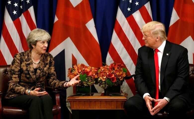 １０月２７日、トランプ米大統領（右）が今月、イラン核合意の破棄を示唆したことに衝撃を受けた欧州各国は、次に同大統領がどのような行動に出るのか頭を悩ませている。写真左はメイ英首相。米ＮＹ市で９月撮影（２０１７年　ロイター/Kevin Lamarque）