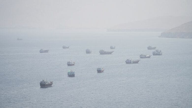 オマーンのムサンダムから見たホルムズ海峡。9月2日撮影。REUTERS/Stringer