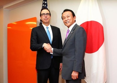 　５月１２日、麻生太郎財務相（写真右）は、Ｇ７財務相・中央銀行総裁会議が開かれているイタリア南部バリで、米国のムニューシン財務長官（左）と個別に会談し、北朝鮮を巡る危機を認識するよう改めて求めた。伊バリで１２日撮影（２０１７年　ロイター/Alessandro Bianchi）