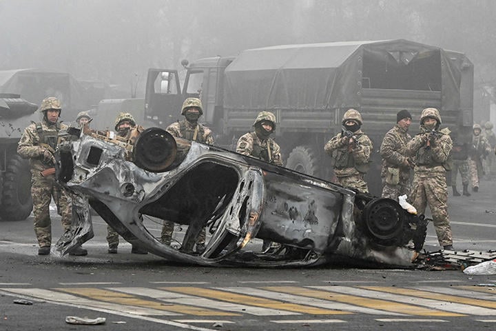 デモ隊を警戒するカザフ治安部隊（2022年1月6日）　Mariya Gordeyeva-REUTERS