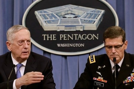 　７月４日、米軍と韓国軍は４日、北朝鮮による大陸間弾道ミサイル（ＩＣＢＭ）発射を受け、威嚇のため、韓国沖にミサイルを数発発射した。米軍が発表した。写真はマティス米国防長官（左）と米中央軍のボーテル司令官、４月ワシントンで撮影（２０１７年　ロイター／Yuri Gripas）