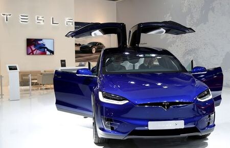 リフィニティブのデータによると、米電気自動車（ＥＶ）メーカー、テスラの第２・四半期の自動車引き渡し台数が９万０６５０台となり、アナリスト予想の７万４１３０台を上回った。ブリュッセルで１月撮影（２０１９年　ロイター/Francois Lenoir）