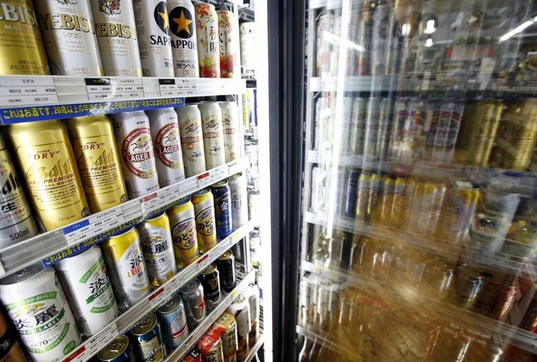 写真は2015年10月、都内のビール売り場で撮影。REUTERS/Issei Kato