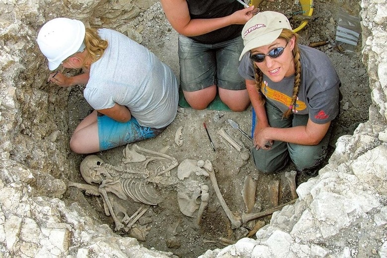 イングランド南西部にある古代の墓地を調査する研究者ら（2025年1月）　COURTESY OF MILES RUSSELLｰBOURNEMOUTH UNIVERSITY