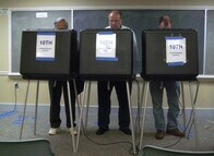 アメリカ大統領選、予算不足で3割近くが不正懸念の電子投票機使用