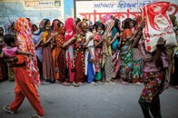 新型コロナの物資配給に「社会的距離ゼロ」のバングラデシュ