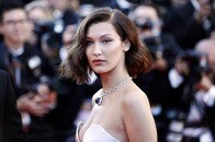 米モデル、ほぼ全裸に「鉄の触手」のみの過激露出...スキンヘッドにファン驚愕