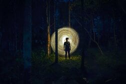 目撃証言多数、謎の宇宙人「スキンウォーカー」はこんな姿だった？　UFO資料第7弾を公開