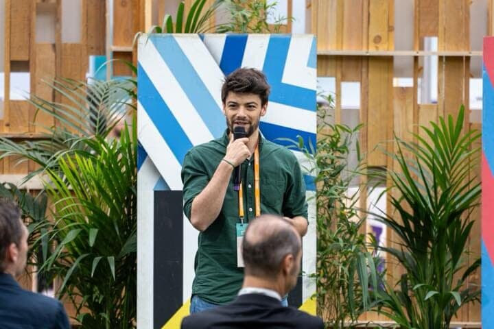 審査員を前にスピーチするアステリア社のスタッフ